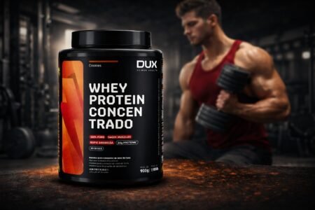 Whey Protein Dux é bom? Análise completa sobre qualidade, composição e custo-benefício Whey Protein Dux é bom? Pote de whey protein concentrado Dux Human Health sabor cookies, embalagem preta de 900g em ambiente de academia.
