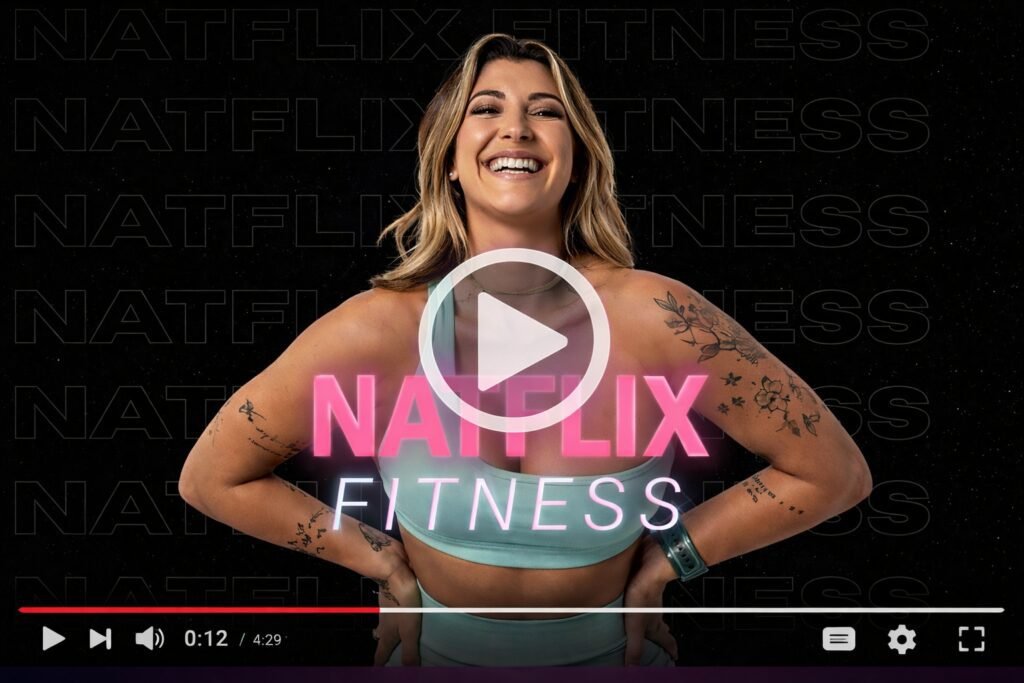 Thumbnail estilo vídeo do Natflix Fitness mostrando mulher sorridente em roupa fitness com título do programa ao centro, simulando player de vídeo online.