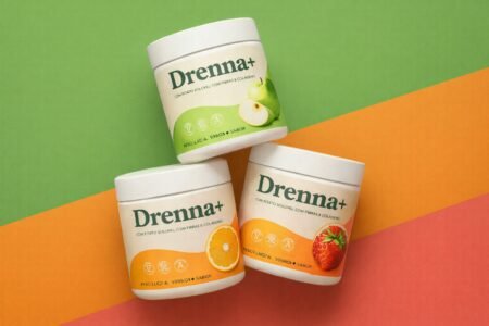 Potes do suplemento Drenna+ com sabores pera, laranja e morango sobre fundo colorido verde, laranja e rosa – Drenna+ funciona