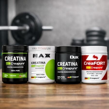 Melhor creatina Creapure com diferentes marcas de creatina monohidratada Creapure alinhadas sobre mesa em ambiente de academia
