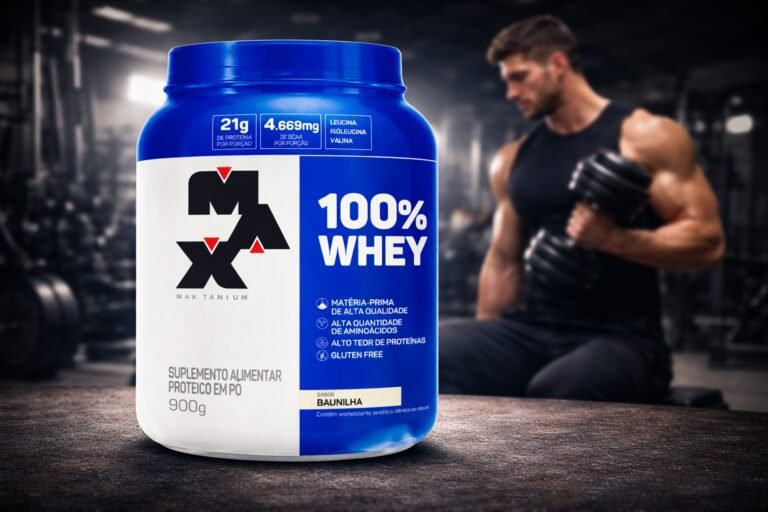 Whey Protein Max Titanium é bom? Pote azul 100% Whey Max Titanium 900g sabor baunilha em fundo de academia.