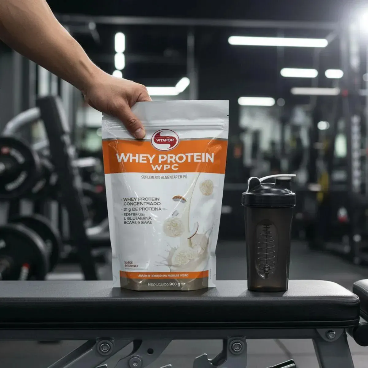 100% Whey Concentrado Vitafor Baunilha 900g, sachê aberto mostrando o pó